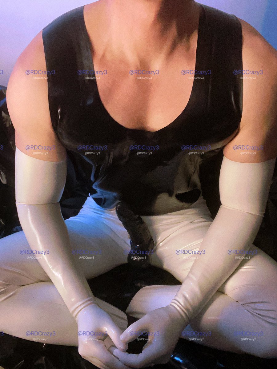 ANYONE WANNA JOIN ME ? 
LIKE VIDEO CALL TOGETHER (MESSAGE ME)🙈
JUST FINISH GYM,GEAR UP RUBBER, FEEL SO TIGHT SO HORNY.😈🍆💦💦
#rubber #latex #rubberguy #rubberman #rubbergay #gayfun #sexfun #rubbergloves #latexgloves #glovelover #gaysex #fetish #rubberfetish