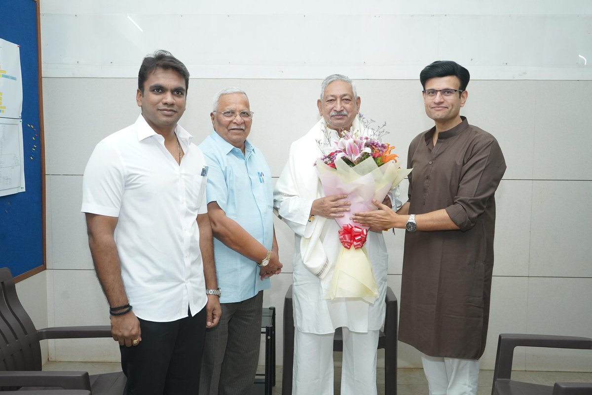 ghatge_raje's tweet photo. सदिच्छा भेट!

आज खासदार श्रीमंत शाहू ���त्रपती महाराज यांची सदिच्छा भेट घेण्यात आली. यावेळी मनमोकळ्या गप्पा आणि अनेक विषयांवर सविस्तर चर्चा झाली. 

भेटीदरम्यान अनेक जुन्या आठवणींना उजाळा मिळाला असता राजर्षी छत्रपती शाहू महाराजांचे विचार आपण समर्थपणे पुढे नेण्यासाठी घेत असणाऱ्या नव्या भूमिकेबद्दल त्यांना कल्पना देत चर्चा केली. यावेळी त्यांचे आशीर्वाद घेत पुढील वाटचालीला सुरवात करत आहे, असे सांगितले.

#kolhapur #kagal #legacy #Politics #relation