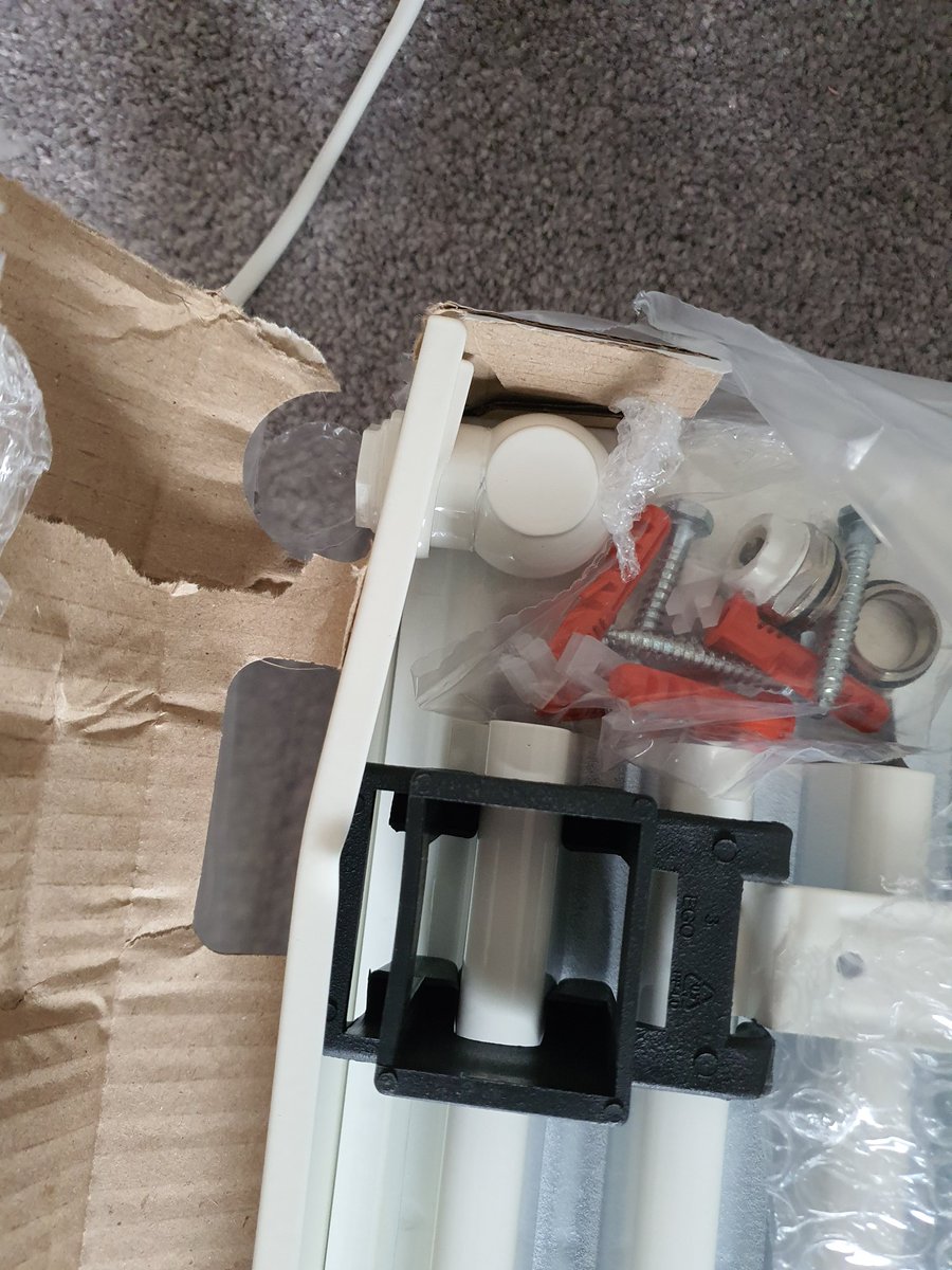 DING_DONG_D's tweet photo. @ToolstationUK replacement radiator for 1 of 4 that were damaged via @parcelforceuk damaged again and for @Kudox why do you package your rads like this why not wrap them and place them in the box so not to get damaged https://t.co/rUfWbyvTdh