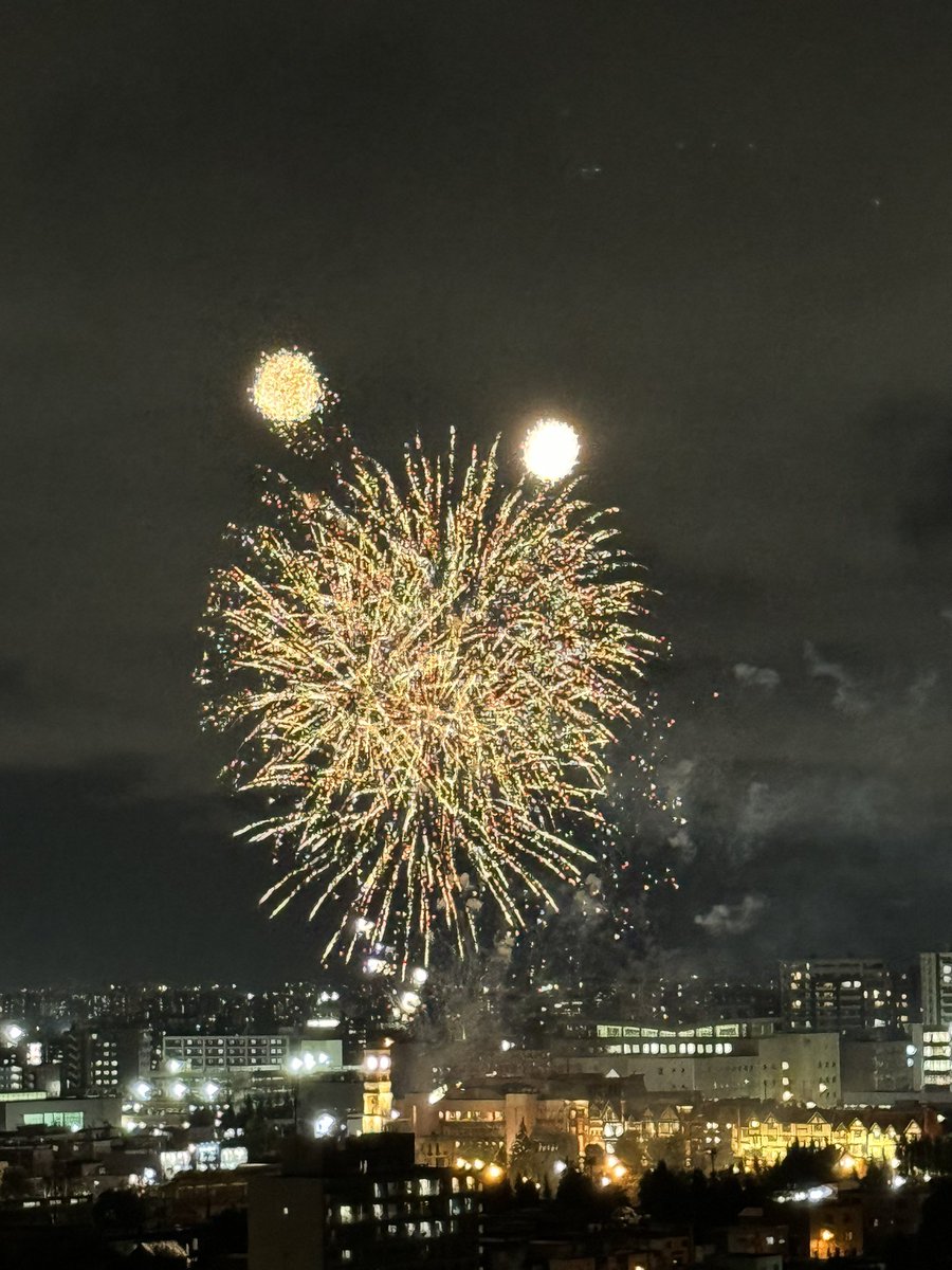 suu3737_'s tweet photo. 今日も夜勤中花火で得した気分。 https://t.co/ZExFrRWBZ4