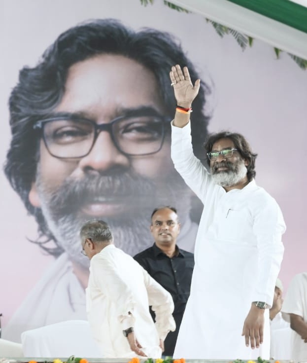 JharkhandCMO's tweet photo. 15 दिनों में हमने राज्य की 46 लाख से अधिक महिलाओं को झारखण्ड मुख्यमंत्री मंईयां सम्मान योजना से आच्छादित किया है। यह संख्या अभी और बढ़ेगी। घर की बुजुर्ग महिलाओं को भी सरकार पेंशन दे रही है। पेंशन से राज्य के 36 लाख से अधिक लोगों को जोड़ा गया: श्री @HemantSorenJMM https://t.co/s1LCjY67J5