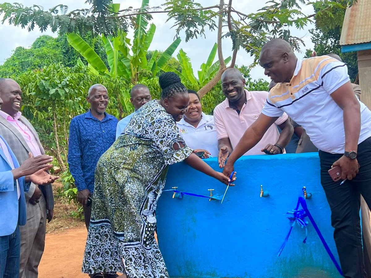 min_waterUg's tweet photo. #MWEworks: A Team from @min_waterUg technically commissioned Kavule Solar Powered Mini-Piped Water Scheme in Kamuli District. It is supplying water to 1500 People in 3 Villages of Kavule A, Kavule B and Kavule D, Kavule Pri School and 5 other private schools. https://t.co/FARSkeVFyC