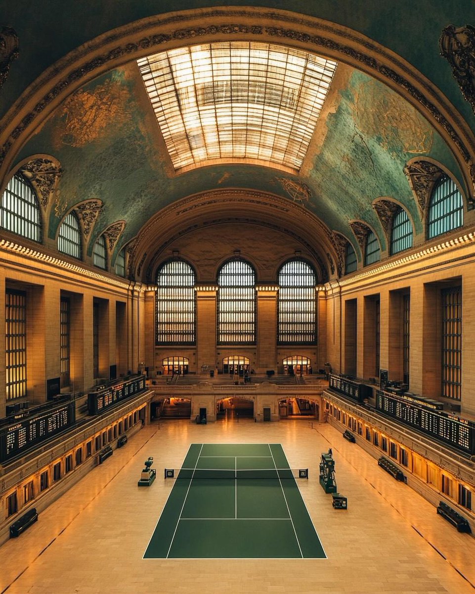 À l'occasion de l'US Open de tennis, la créative <a href="/apekshagarwal/">Apeksha</a> a imaginé des terrains de tennis dans des lieux célèbres aux États-Unis grâce à l'IA ✨