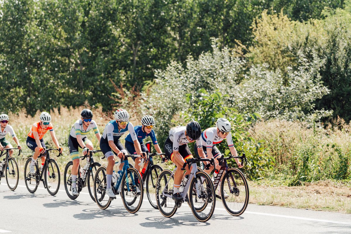 Une dizaine de coureuses prennent le large ! 

10x 🚴‍♂️ ↔️ 1’30’’↔️ peloton 

#TDAV #TourdelAvenir #TourdelAvenirFemmes ✨