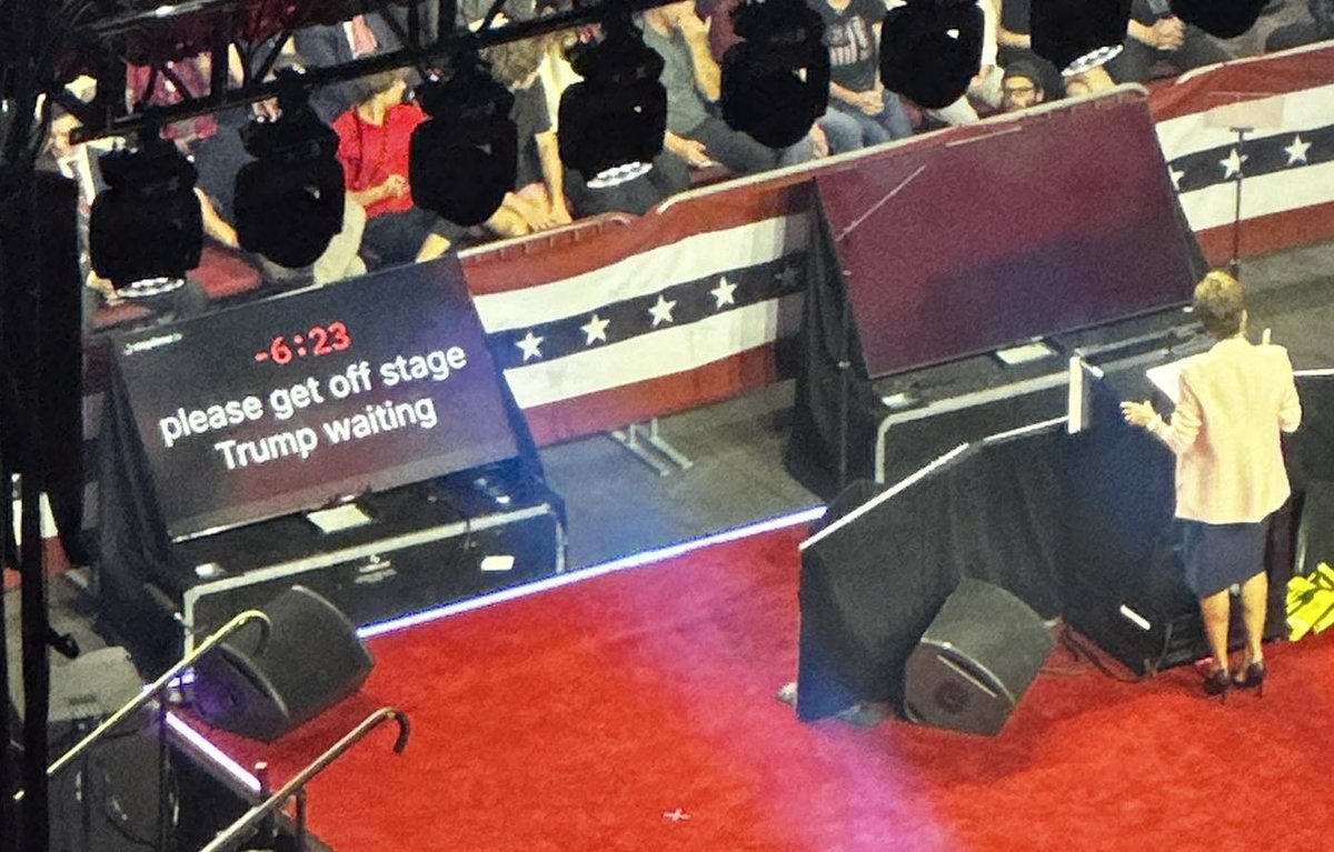 TheSGTJoker's tweet photo. When teleprompters attack. 
~ Scary Kari Lake edition https://t.co/ckDtM13dBm