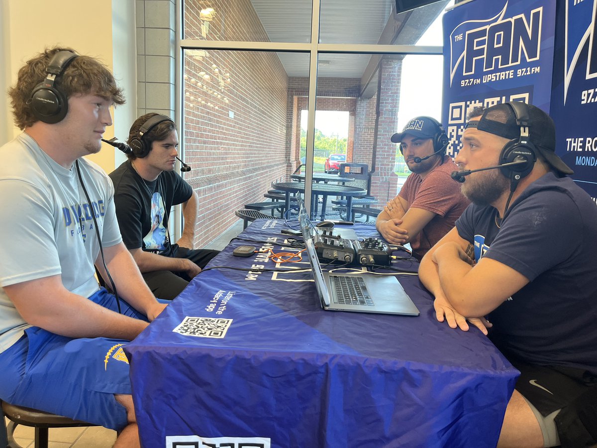 TheFanUpstate's tweet image. Huge thank you for the guys from Travelers Rest High School for stopping by this morning! 

Congratulations on a huge win against Wade Hampton in Week 0.