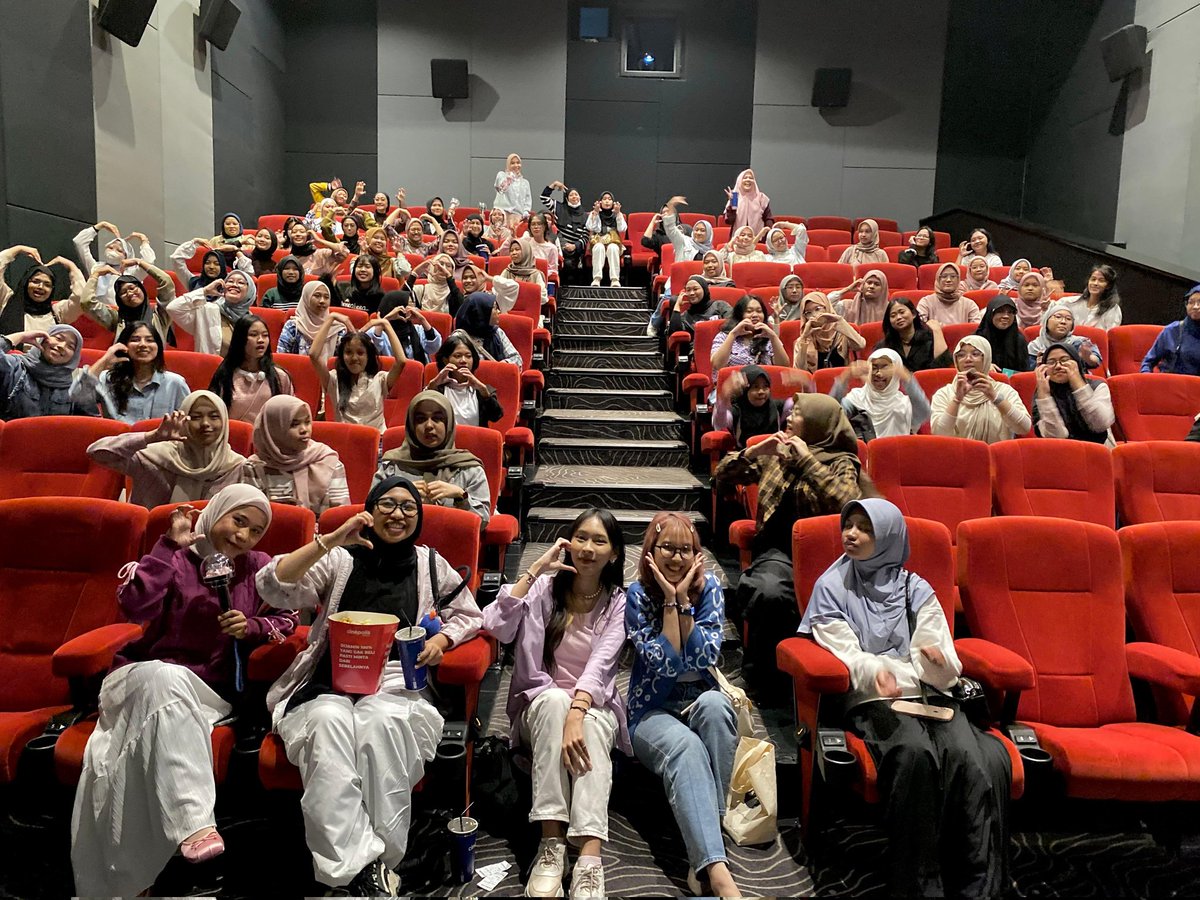 iamdiniii_'s tweet photo. 💙💗 
#carat #bogor #lippoplazaekalokasari
#ekalokasari #followtocinema https://t.co/Zht6ouAGwK