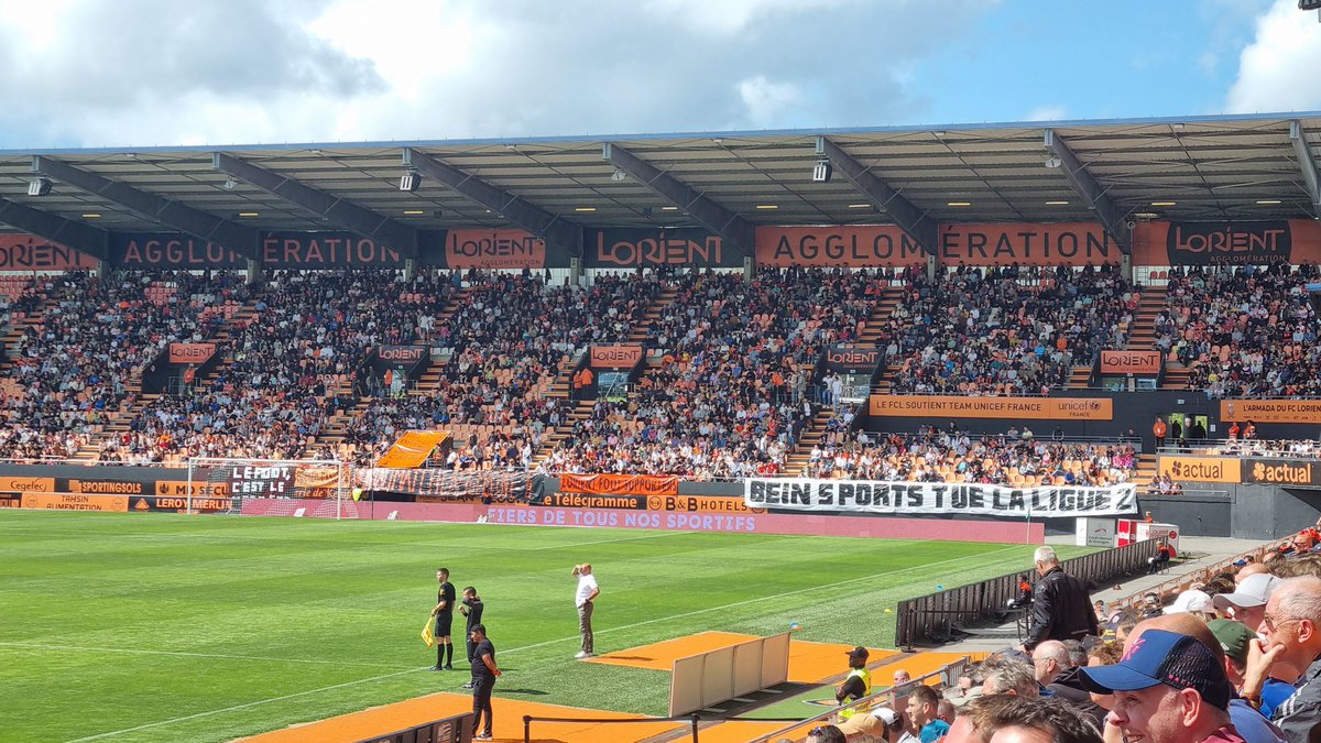 ArPezennec's tweet photo. Punaise, grosse pression sur @beinsports_FR quand même
Soutien aux supporters.
#FCLGF38
#lefootleweekend https://t.co/C3nIUcWw7n