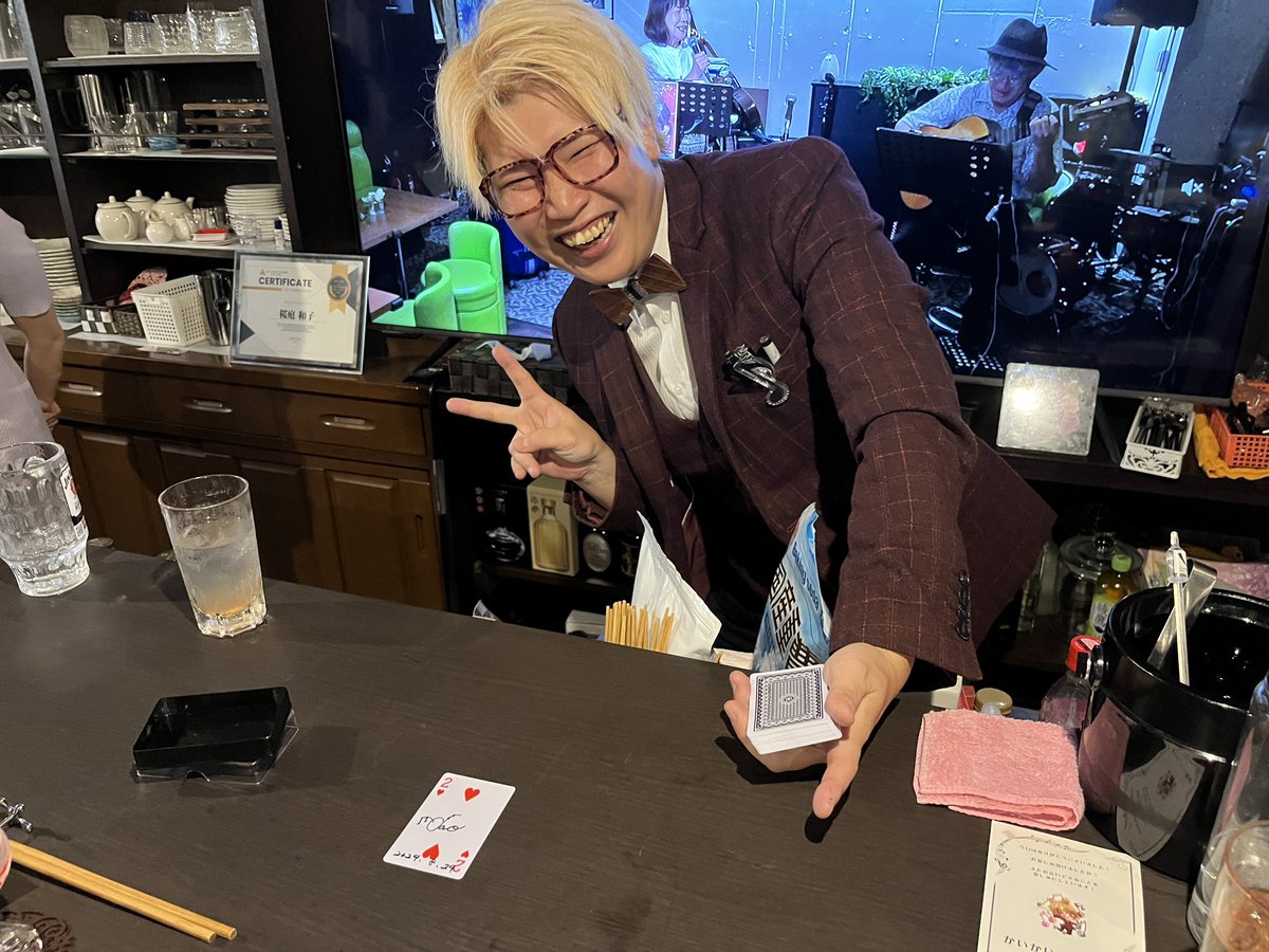 daosan48's tweet photo. 👀目の前でテーブルマジックしてもらったけど!信じられへん!!!
物理的に無理でしょ⁉️
自分がサインしたカードがなんで封が開いてないペットボトルの中に⁉️いつ入れたん⁉️ヽ(>ᴥ<=)ノ💦
#かいかい
#MANAMI
#MAGICLIVE
#fermata https://t.co/MFAVXSMv9l