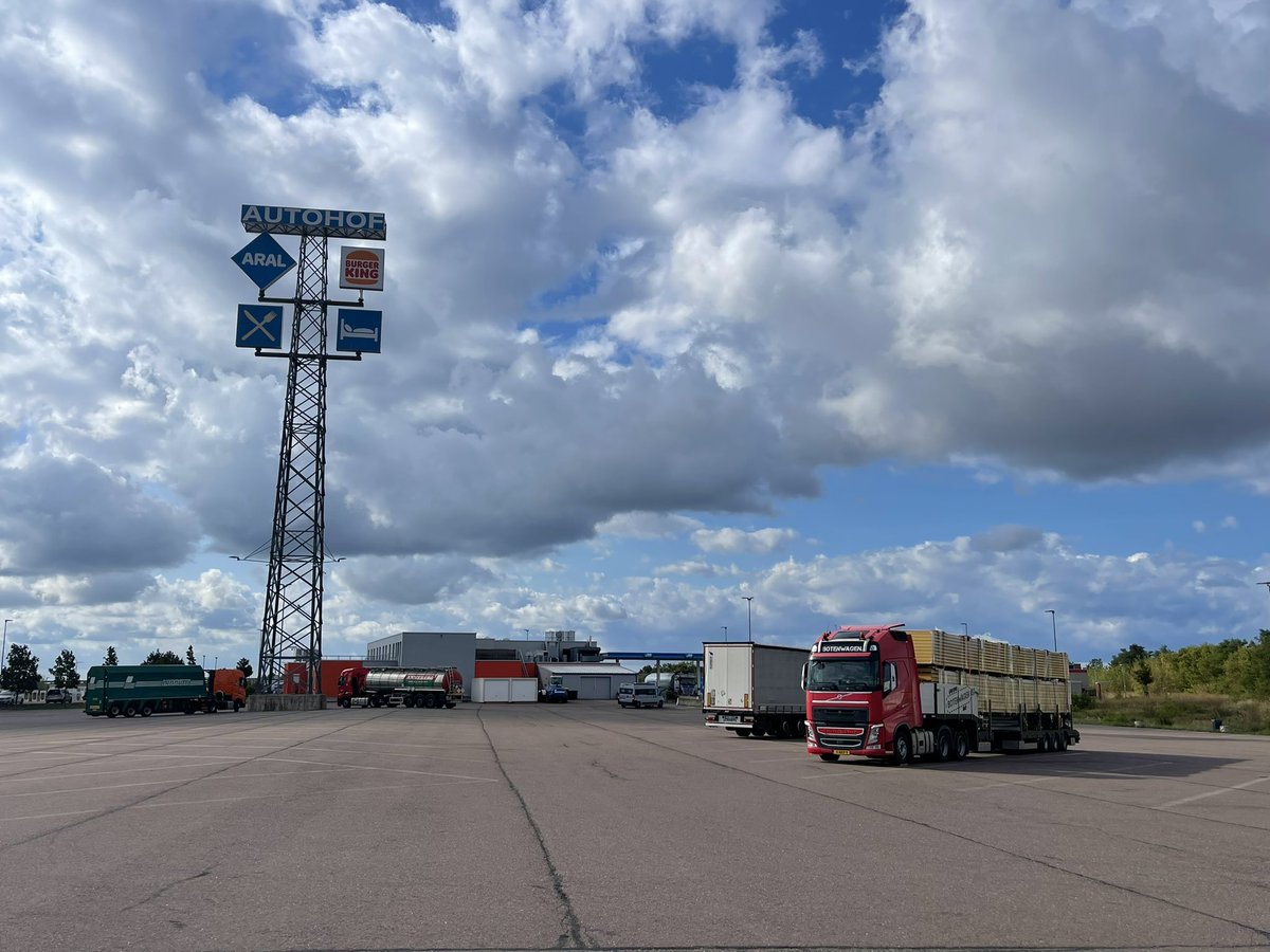 Botenwagen's tweet photo. Oost-Duitsland doorgereden, Autof Bitterfeld | Wederom in Oslo gelost | Lastig op te rollen kabeltjes geladen | Göteborg > Gent aan het varen #volvotrucks #volvotrucksnl #dfds #begoniaseaways #transport #langlast https://t.co/6SMp4Dqmni