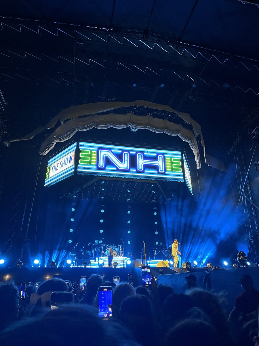 mustbelalalove's tweet photo. niall has the prettiest stage setup https://t.co/njBWw2mhv8