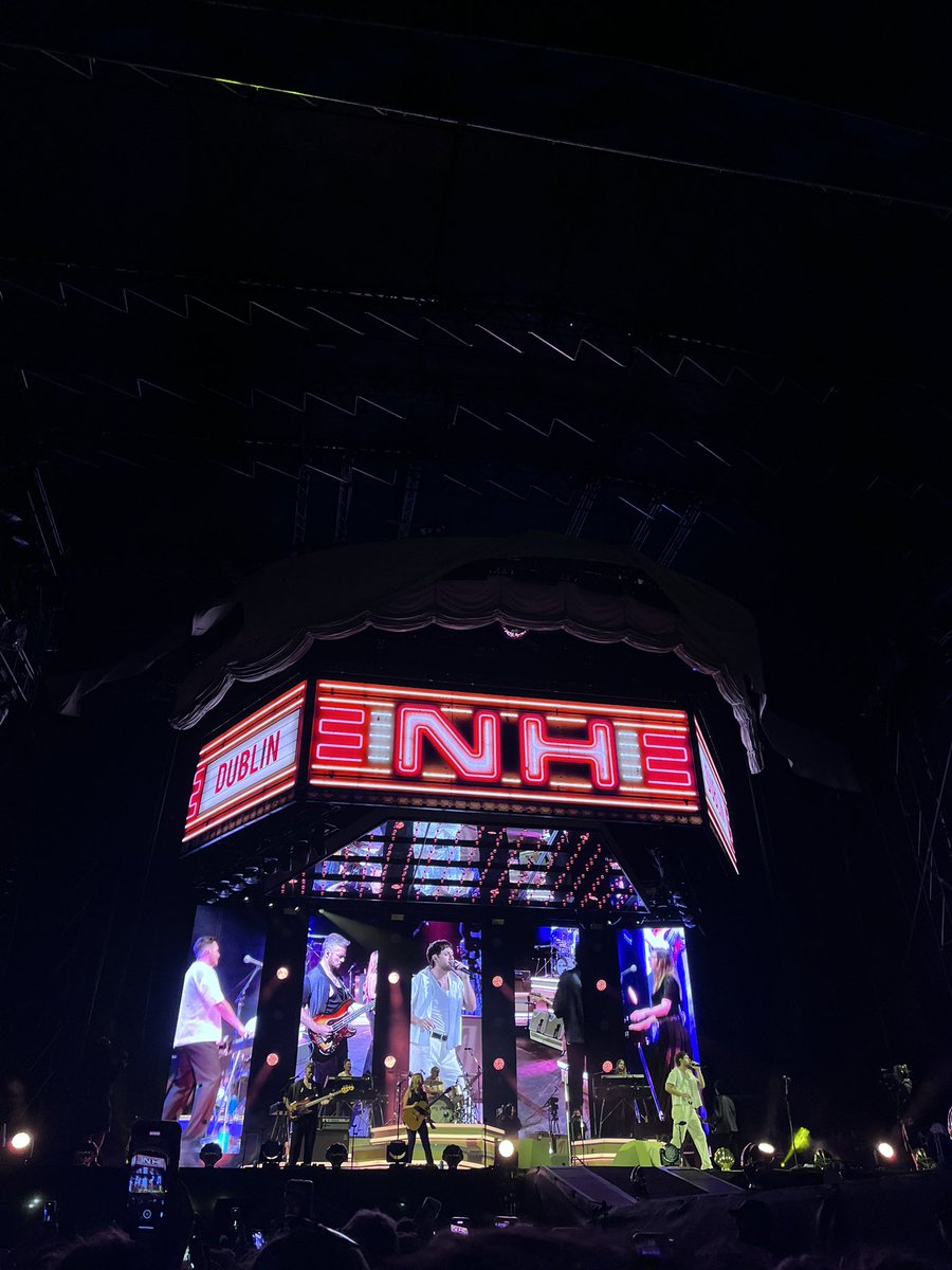 mustbelalalove's tweet photo. niall has the prettiest stage setup https://t.co/njBWw2mhv8