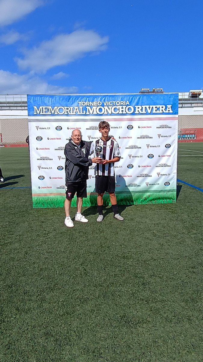 VictoriaCF1943's tweet photo. 🏆 XXV Memorial Moncho Rivera 

Cadete B 3️⃣-1️⃣ @Gdecaranza B
⚽⚽ Faraji
⚽ Lucas 

#VictoriaViví #FamiliaVictoria
@MundoHR https://t.co/TTUji1wlmT