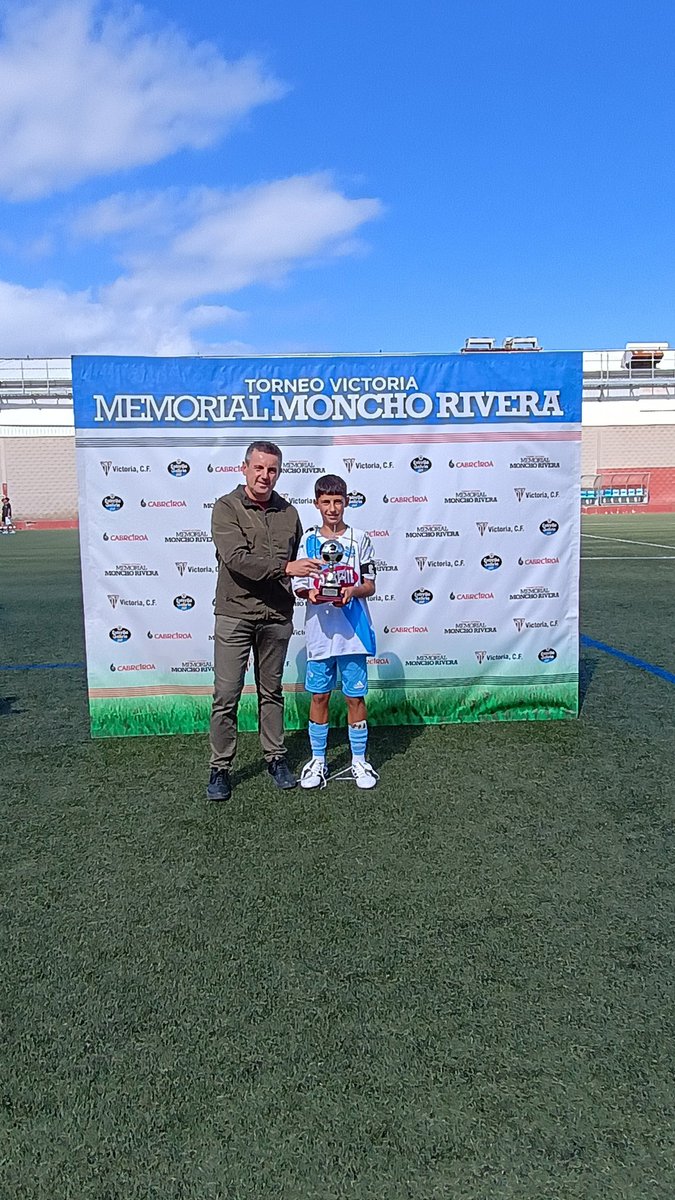 VictoriaCF1943's tweet photo. 🏆 XXV Memorial Moncho Rivera 

Cadete B 3️⃣-1️⃣ @Gdecaranza B
⚽⚽ Faraji
⚽ Lucas 

#VictoriaViví #FamiliaVictoria
@MundoHR https://t.co/TTUji1wlmT