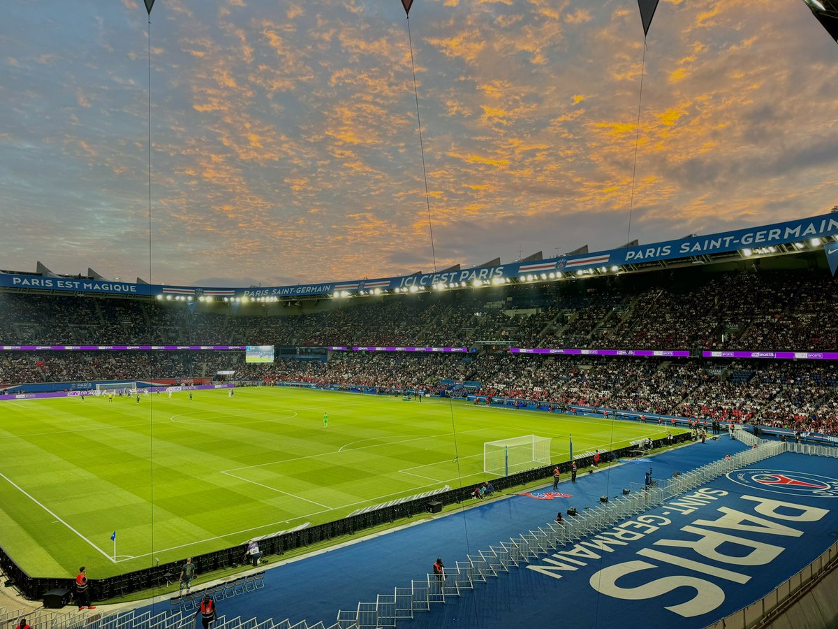 ysmnbnn's tweet photo. le Parc des Princes était majestueux hier soir https://t.co/zSJcpwDOIk