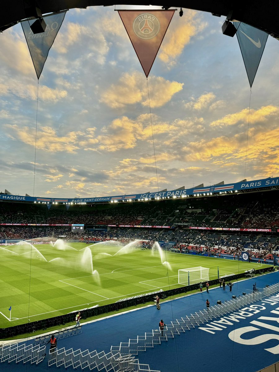 ysmnbnn's tweet photo. le Parc des Princes était majestueux hier soir https://t.co/zSJcpwDOIk