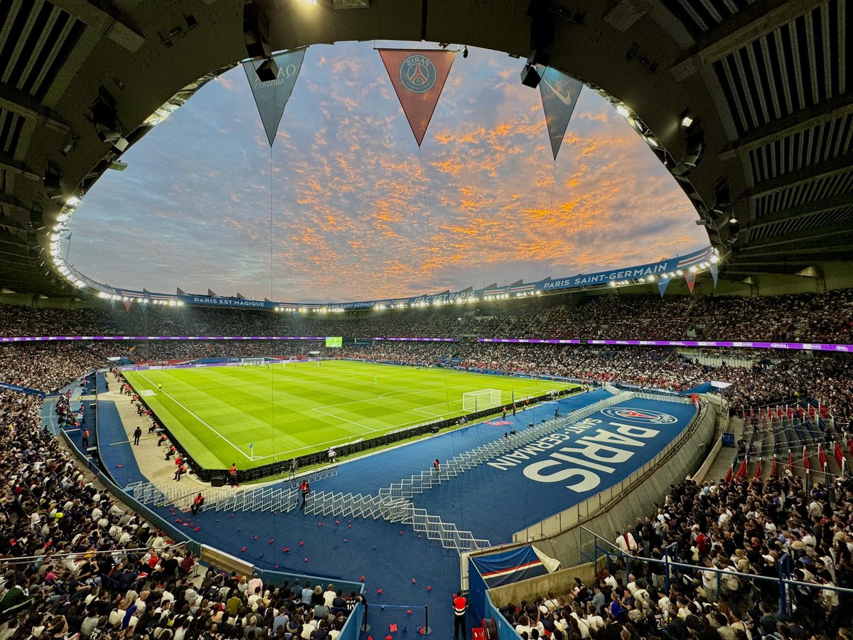 ysmnbnn's tweet photo. le Parc des Princes était majestueux hier soir https://t.co/zSJcpwDOIk