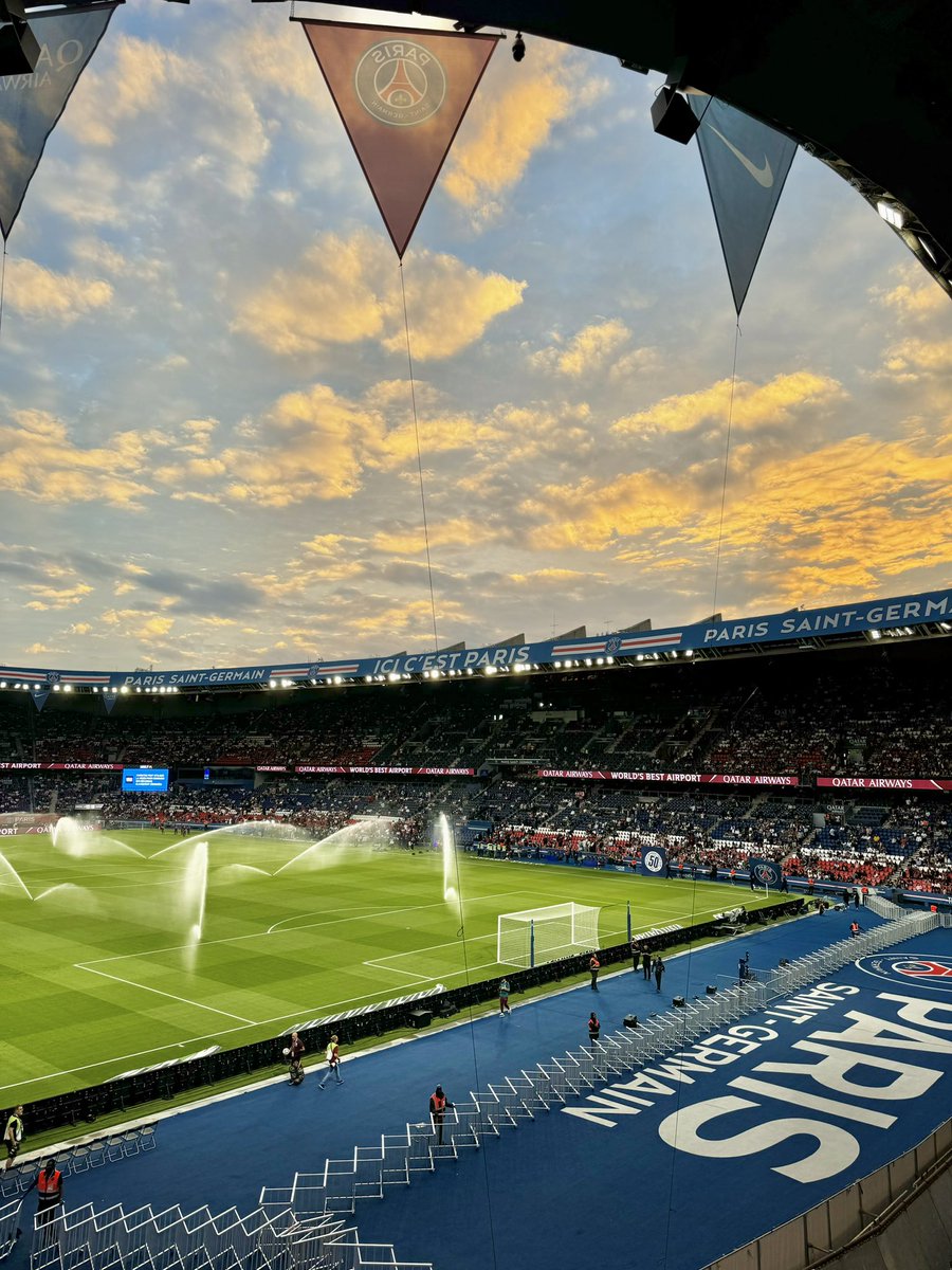 ysmnbnn's tweet photo. le Parc des Princes était majestueux hier soir https://t.co/zSJcpwDOIk