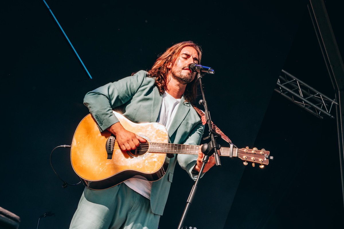 Esta noche mi último concierto antes de un largo descanso. En casa, #sanvicentedomar ,  #calaraeiros , festival #sondomar . 
Me voy a quedar bien a gusto. Os espero, quedan muy pocas entradas y mucho verano. 

>V<