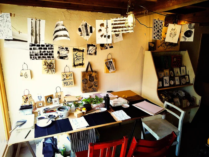 出張ワークショップin福島 1日目終わりました! 前職の同期がやっているパン屋さんで、墨アートのワークショップ!今日は15人もの方に体験いただきました!みんな墨には馴染みの無い方々でしたが、墨アートを楽しんでいただけたようでした 文字絵の原画も展示しました 会場の様子です↓