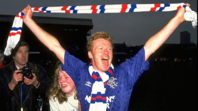 Futbol tarihinin en büyük ihaneti. Sadece kulübüne değil, dine ve millete karşı bir ihanet olarak da nitelenen, film senaryolarını aratmayacak o transfer. İşte Celtic’ten Rangers’a geçen tek Katolik futbolcu olan Mo Johnston’ın İskoçya’yı karıştıran transfer çalımının hikayesi:⬇️