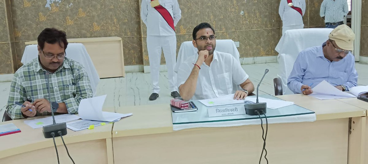 deo__kaushambi's tweet photo. जिलाधिकारी मधुसूदन हुल्गी ने सीएमआईएस पोर्टल पर अंकित रू0-एक करोड़ से अधिक की लागत की निर्माणाधीन परियोजनाओं की प्रगति की समीक्षा कर संबंधित अधिकारियों को भौतिक एवं वित्तीय प्रगति सुनिश्चित करने के निर्देश दिए।
@UPGovt
@CMOfficeUP 
@ChiefSecyUP 
@InfoDeptUP 
@CommissionerPrg https://t.co/NxN00z2sAV