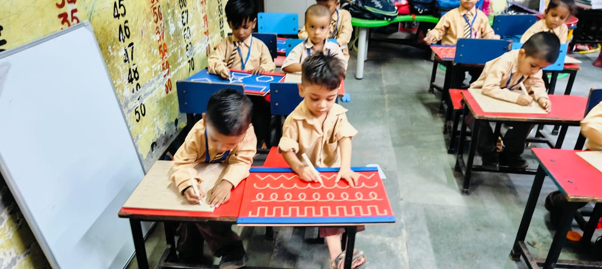 sbvno2_1925402's tweet photo. Painting activity of Primary classes https://t.co/yXM3KVI0nC