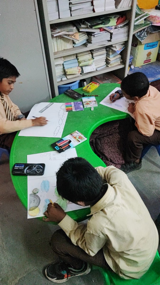 sbvno2_1925402's tweet photo. Painting activity of Primary classes https://t.co/yXM3KVI0nC