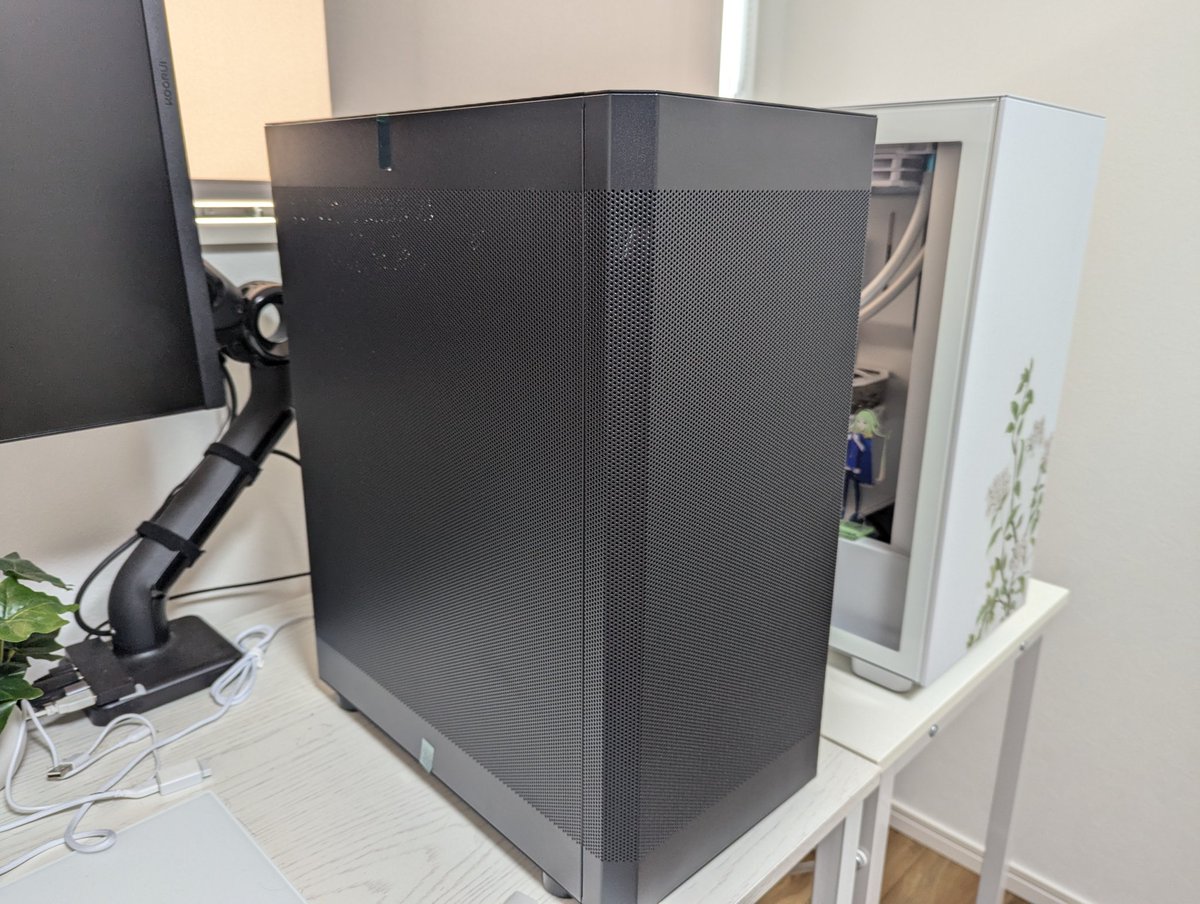 IMS1212's tweet photo. 自作代行135，136台目の白と黒の色違いメッシュPC組みました〜〜
Ryzen7000と4060ti、32GBメモリで16万切れる事が判明
今週忙しすぎてだいぶ完成までかかってしまって反省なり https://t.co/hH2Y9IHj0R