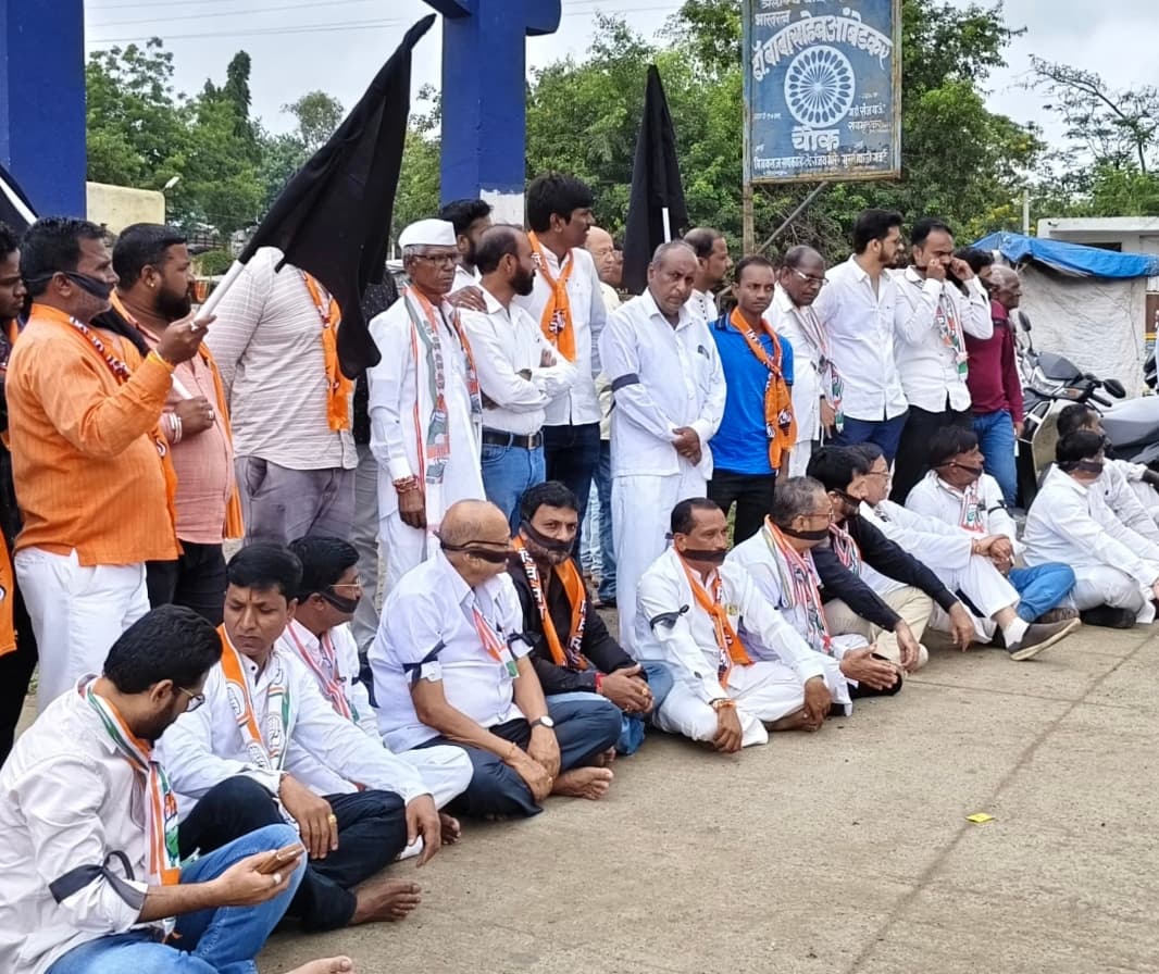 AshishDRahate's tweet photo. 🏴 काळे झेंडे, काळे फीत बांधुन महाविकास आघाडीचे डॉ.बाबासाहेब आंबेडकर वाटिका, मेहकर येथे  #बदलापूर , कलकत्ता अकोला तसेच महाराष्ट्रात महिलावर होत असलेल्या लैंगिक अत्याचाराच्या विरोधात  महाविकास आघाडीतर्फे आज दिनांक २४/८/२०२४ रोजी जाहीर निषेध आंदोलन करण्यात आले
 #निषेध_मायलेकींसाठी https://t.co/FNJZO5q344