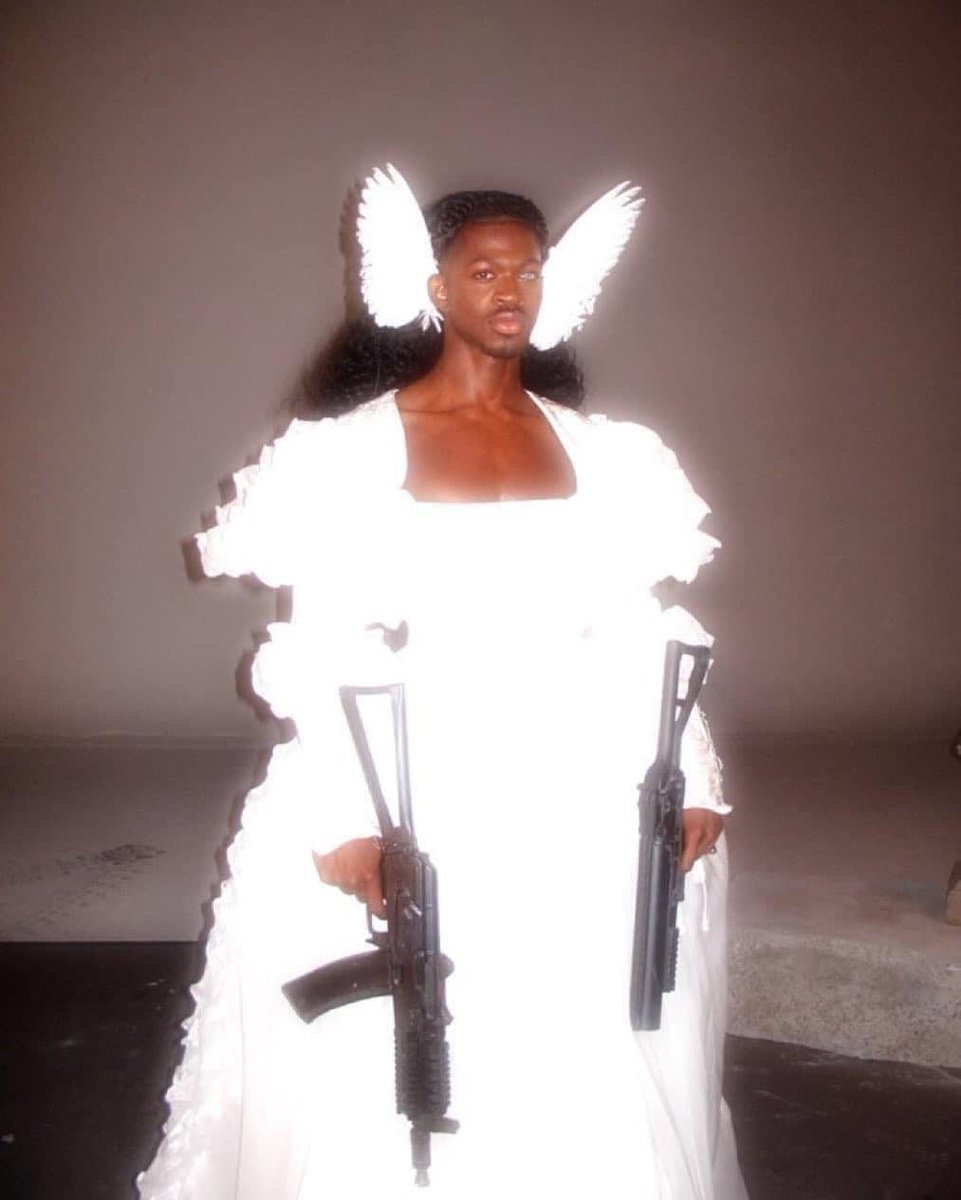 BarbouNelson1's tweet image. Cuando muere un malandro y los amigos y familiares dicen "ahora tenemos un angel que nos cuida desde el cielo".