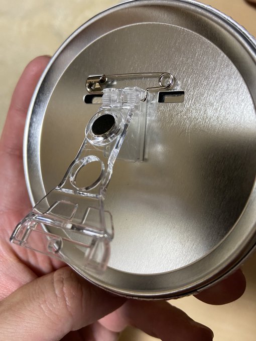 缶バッジの裏側の機構、よく考えられてるなあ。

・マグネット→金属面に貼れる
・フック→紐とか薄いボードに引っ掛けられる
・穴→紐通して吊るしたり、画鋲に引っ掛けたりできる

そしてそれが可動するので、立て掛ける事もできる…。 