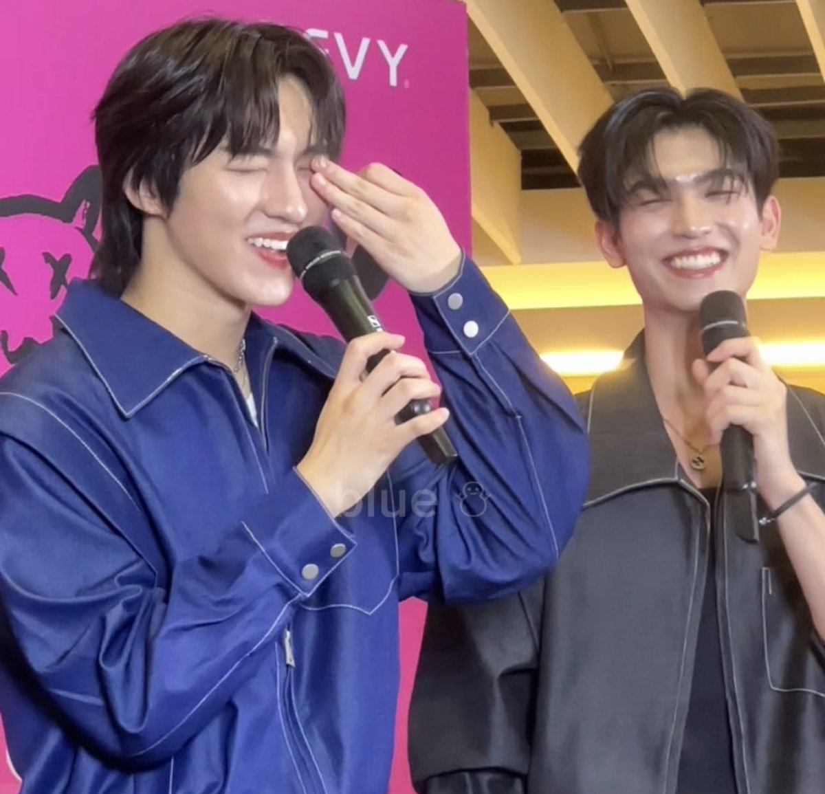 jiroforblue's tweet image. 🦊 : น้องก้องทำสิ น้องก้องอ่านอะ
🍓 : ก็มองไม่เห็นไงเมื่อกี้ อ่านไม่ถึง
🦊 : งั้นดูใกล้ๆมั้ย
🍓: ไหนๆเค้ายิ้มยังไง
🦊 : ยิ้มแบบนี้ครับ ☺️
🦊 : ทำไมอะ
🍓 : อยากรู้
🦊 : อย่าๆ
🍓 : โอ้ยๆๆ มองไม่เห็น มองไม่เห็น
คือคุยกันน่ารักมาก เป็นไรเอ่ย 🥹
#DevyXthomaskong
#โทมัสก้อง #thomaskong