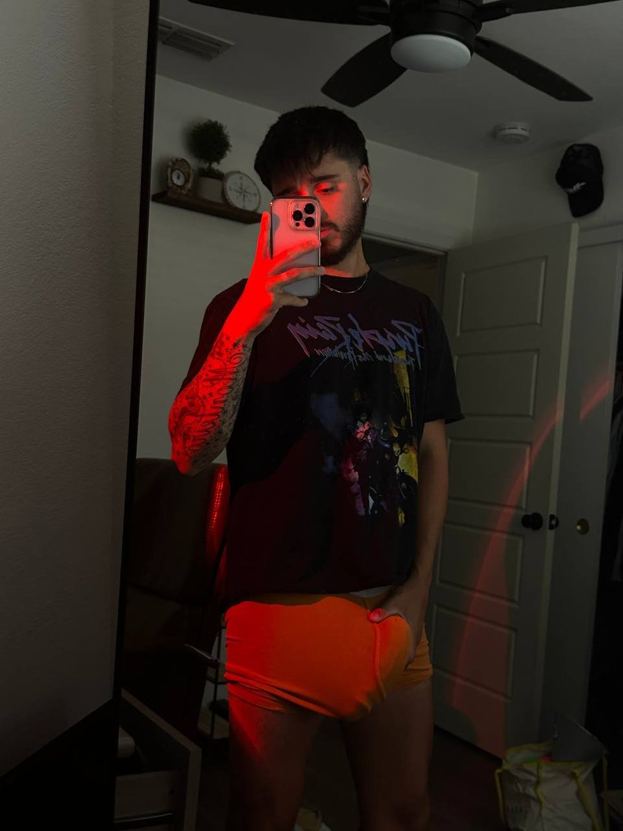 sending pics 🍭  to everyone who says ‘hi’