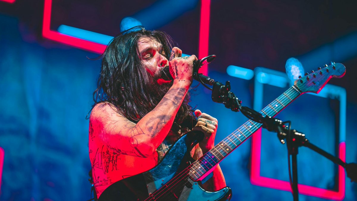 Biffy Clyro hit The Piece Hall in Halifax last night (August 23) for their first gig since November 2022 – here’s what it looked like, and what they played. kerrang.com/heres-the-setl…