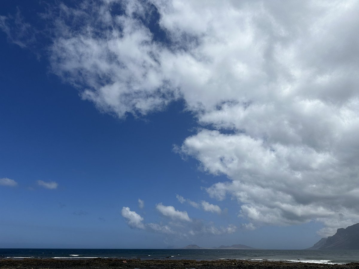 Souvenir della vacanza: questi cieli qui, veloci e volubili e accoglienti e sconfinati.