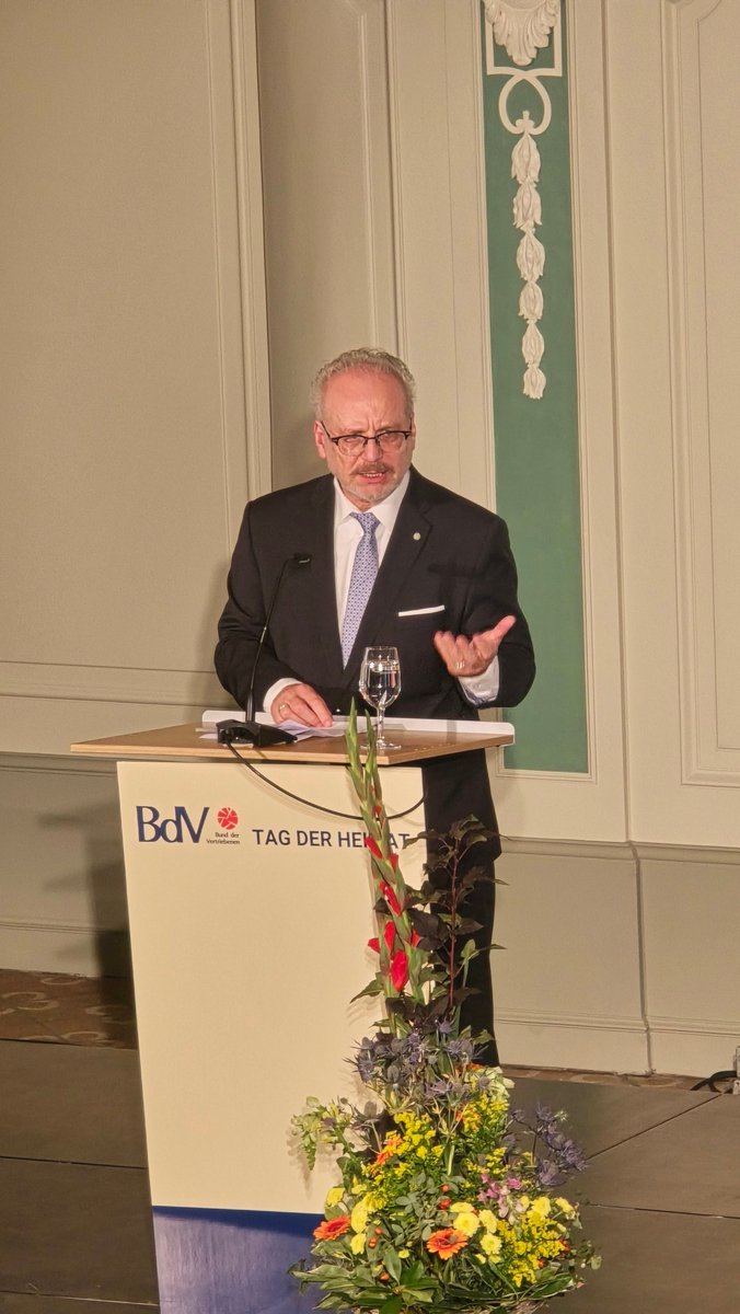 BdVBund's tweet photo. Der ehemalige Staatspräsident #Lettland|s 🇱🇻 Egils #Levits betont beim Tag der Heimat 2024 das besondere Bewusstsein der Vertriebenen für die Stärkung Europas. Der russische Überfall auf die #Ukraine sei auch Ausdruck eines Systemkonflikts zwischen Autokratie und Demokratie. #TdH https://t.co/Q4arGJm3Ru