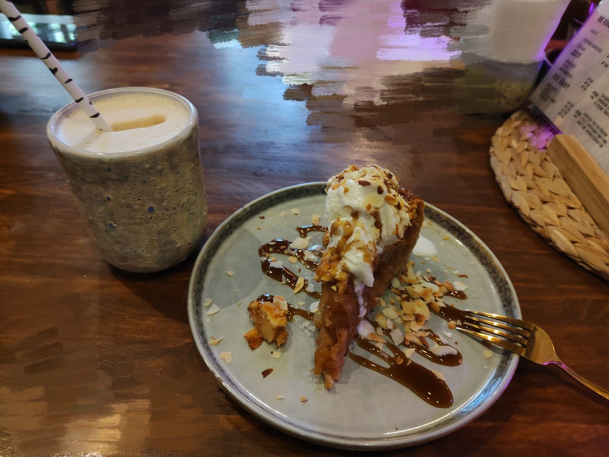 день города, конечно, развлечение не для всех (уровень везения в эту поездку все ещё потрясающий, но зато он распространился на чудеснейшее кафе ✨)