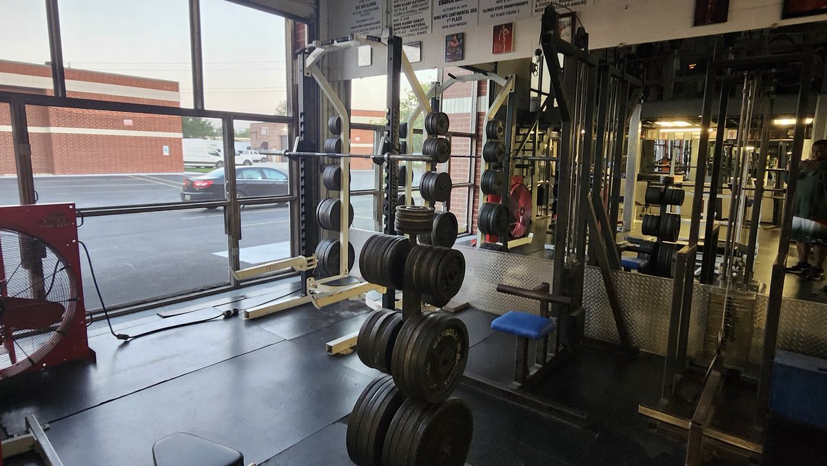 cwharris773's tweet photo. Saturday, 6:15am.
Fuel by @realgorillamind
Agenda:
✅️ Squats
✅️ Deadlifts & Lat Pulldowns
✅️ Bench Press
✅️ Standing Overhead Press
✅️ Incline Close-Grip Bench
✅️ Curl Machine
#PowerBuilding
#TotalBodyTraining
#OperationBlackHulk 💪🏿.
#GetItHowYouLive 👑. https://t.co/4L8S4kgVWs