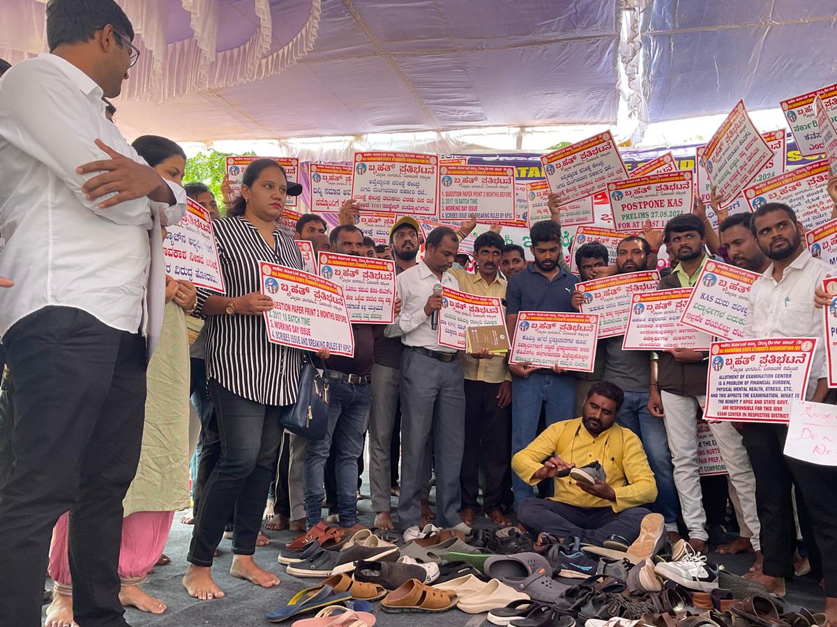 Thecharioteer2's tweet photo. ಯಾವುದಕ್ಕೂ ಜಗ್ಗದ ವಿದ್ಯಾರ್ಥಿ ಸಮೂಹ
They have decided to do #Satyagraha
More power to #KPSC #KAS aspirants
@CMofKarnataka If you have some sense, please act. It is a very crucial matter for lakhs of students. Pls come out of ur dumb stupid ecosystem
#SaveKPSC #KPSC #postponekas https://t.co/AotLFdItpw