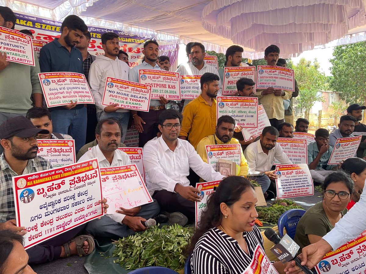 Thecharioteer2's tweet photo. ಯಾವುದಕ್ಕೂ ಜಗ್ಗದ ವಿದ್ಯಾರ್ಥಿ ಸಮೂಹ
They have decided to do #Satyagraha
More power to #KPSC #KAS aspirants
@CMofKarnataka If you have some sense, please act. It is a very crucial matter for lakhs of students. Pls come out of ur dumb stupid ecosystem
#SaveKPSC #KPSC #postponekas https://t.co/AotLFdItpw