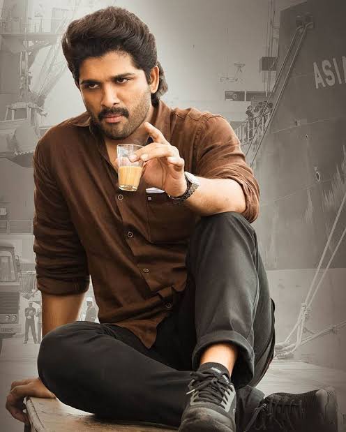 JSPROYALSOLDIER's tweet photo. ఇది నిజమేనా బ్రదర్ @alluarjun 

బన్నీ బిహేవియర్ గురించి అందరూ మాట్లాడుతున్నారు. కానీ అసలైన వ్యక్తి గురించి ఎవరూ మాట్లాడట్లేదు. ఆయన మరెవరో కాదు అతని తండ్రి అరవింద్. ఇవాళ్టి బన్నీ ప్రవర్తనకు వెనక స్టోరీ, స్క్రీన్ ప్లే, డైరెక్షన్.. అన్నీ అతనే. అంతేకాదు.. ఈ స్క్రిప్ట్ పదేళ్ల క్రితమే రాశాడు. భవిష్యత్తును ఊహించడంలో ఆయన చాలా ముందుంటారు. అందుకే సక్సెస్ ఫుల్ ప్రొడ్యూసర్ గా ఇప్పటికీ మార్కెట్లో ఉన్నారు. అలా కొడుకు కోసం రెడ్ కార్పెట్ ఫ్యూచర్ ను ఆశించి రాసిందే ఈ స్క్రిప్ట్.

అవి 2012 - 13 రోజులు.. పవన్ సీరియస్ పొలిటీషియన్ గా మారేందుకు బలమైన నిర్ణయం తీసుకొన్న క్రమంలో.. అరవింద్ ఈ స్క్రిప్ట్ రాశారు. అదేమంటే.. మెగాస్టార్ గా, మకుఠం లేని మహారాజుగా సినీ ఇండస్ట్రీని ఏలిన చిరంజీవి స్టార్ డమ్ ఆఖరి మజిలీలో ఉంది. అఖండ అభిమాన గణాన్ని సొంతం చేసుకున్న పవన్ కూడా.. రాజకీయాల్లోకి వెళ్తూ మిడిల్ డ్రాప్ అవుతున్నాడు. సో.. మెగా సింహాసనాన్ని అధిష్టించే వారసుడు ఎవరు? అన్నప్పుడు వెనక్కి చూస్తే.. వారసత్వ కోటా రామ్ చరణ్ కు దక్కుతుంది. కానీ.. అదే జరిగితే..  "నా కొడుకు.. వాడి కొడుకు.. వాడి కొడుకుల కొడుకులు ఊడిగం చేయాల్రా..?" అంటూ బాహుబలిలో బిజ్జల దేవ చెప్పిన డైలాగ్ ముందుగానే అతని మదిలో మెదిలింది. అలా.. మెగా సింహాసనంపై అల్లు కర్చీఫ్ వేసేందుకు యజ్ఞం మొదలైంది.

అలా రాసుకున్న స్క్రిప్ట్ లో నుంచి.. మొట్ట మొదటి సారిగా వదిలిన డైలాగ్.. "చెప్పను బ్రదర్". పవన్ కళ్యాణ్ గురించి చెప్పమని అడిగితే.. నేను చెప్పను బ్రదర్ అని బన్నీ బహిరంగంగా అనడం ద్వారా.. నిప్పు రాజేశారు. దాన్ని లైట్ గా మండిస్తూ వచ్చారు. ఆ తర్వాత ఆహాలో సమంత host చేసిన సామ్ జామ్ లో ఫైనల్ ఎపిసోడ్ కు బన్నీ వస్తున్నాడంటూ నానా హంగామా చేసి.. "మెగాస్టార్ అల్లు అర్జున్" అని అనేశారు. ఆ తర్వాత పొరపాటు జరిగిందని సారీ చెప్పారు. ఇలాంటిది పొరపాటున జరుగుతుందా?

మరి ఈ విషయం మెగా కాంపౌండ్ కు అర్థం కాకుండా ఉంటుందా? అర్థమైనప్పటికీ.. మెగా కాంపౌండ్ వేచి చూసే ధోరణిని కంటిన్యూ చేసింది. నిజానికి అంతకన్నా వాళ్లు ఏమీ చేయలేరు. చేయకూడదు కూడా. ఒక్క మాట జారినా.. మీడియాకు కావాల్సినంత స్టఫ్.. అవతలి వాళ్లకి కావాల్సినంత hype చేజేతులా ఇచ్చినట్టు అవుతుంది. పెంట చేసేందుకు శత్రువులు వేయి కళ్లతో ఎదురు చూస్తున్నారు. అందుకే.. మెగా సైలెన్స్ మెయింటెయిన్ చేస్తూ వచ్చారు.

దున్నడానికి అదును, అవకాశం రెండూ తమకే ఉండటంతో అరవింద్ స్పీడ్ పెంచారు. కాలం కూడా కలిసి వచ్చి.. త్రివిక్రమ్, సుకుమార్ తో బ్యాక్ టూ బ్యాక్ బ్లాక్ బస్టర్స్ పడ్డాయి. అంతే.. అప్పటివరకూ నర్మగర్భంగా చేసిన పనులన్నీ.. ఇక ఓపెన్ గా చేయాలనే స్క్రీన్ ప్లే అమలు చేశారు. దాని ఫలితమే.. పవన్ ప్రత్యర్థికి రాజకీయ మద్దతు పలకడం. ఈ పనికి ఇదే సరైన సమయంగా భావించారు. ఈ స్టెప్ తీసుకుంటే.. సోషల్ మీడియా నుంచి జనాల దాకా ఎలాంటి చర్చ జరుగుతుందో అరవింద్ కు బాగా తెలుసు. అదీ అతని మాస్టర్ బ్రెయిన్ టాలెంట్. నిన్న సరిగ్గా చిరంజీవి బర్త్ డే ముందు రోజు ఒక ఆడియో ఫంక్షన్ పెట్టడం.. అతని గెస్ట్ గా పిలవడం కో-ఇన్సిడెంట్ అని మీలో ఎంత మంది అనుకుంటున్నారు(?) మెగా బర్త్ డే వేళ ఇండైరెక్ట్ కామెంట్స్ చేయడం ద్వారా.. ఆఖరి పావును ముందుకు జరిపారు. నేరుగా ఢీకొడుతున్నాం అని చెప్పకనే చెప్పారు. మీడియాలో, సోషల్ మీడియాలో చర్చ కూడా.. వాళ్లు అనుకొన్నట్టే జరిగింది.

ఈ మొత్తం స్క్రిప్ట్ లో అల్లు అర్జున్ కేవలం నటుడు. అతనికి వ్యూహం రచించే సత్తా లేదు. మెచ్యూరిటీ అంతకన్నా లేదు. పబ్లిక్ లో ఎలా బిహేవ్ చేయాలో తెలియదు. కనీసం రాసిన వ్యూహాన్ని కూడా పక్కాగా అమలు చేయలేడు. కావాలంటే.. అతని అన్ని స్టేజ్ స్పీచ్ లు అన్నీ వినండి మొన్నటిదానితో సహా! అతను తెరపైనే హీరో.. బయట కామెడీ పీసు.

అల్లు ఫ్యామిలీ ఇలా చేయడం తప్పా? అంటే.. టెక్నికల్ గా తప్పేమీ కాకపోవచ్చు. ఎందుకంటే.. ఎవరూ ఎవరి కింద బతకాలని అనుకోరు. ఆ అవసరం లేదు. కానీ.. ఎదగడానికి కారణమైన వారిని సవాల్ చేయడం విజ్ఞతకు సంబంధించిన అంశం. ఒక దశలో పవన్ ఫ్యాన్ ఫాలోయింగ్ మెగాస్టార్ ను దాటేసిందా? అనే రేంజ్ కు వెళ్లింది. అయినా.. తన మూలాన్ని అతను మరిచిపోలేదు. అన్న కన్నా నేనే తోపు అనలేదు. అన్నచాటు తమ్ముడిగానే ఆసేతు హిమాచలాన్ని  అధిరోహించాడు. మనం ఎదగాలంటే.. మనవాళ్లకు దూరం జరగాల్సిన అవసరం లేదనడానికి పవన్ స్టార్ డమ్ పర్ఫెక్ట్ ఎగ్జాంపుల్. మనలో విషయం ఉండాలంతే. అది ఉన్నప్పుడు ఎవ్వరూ ఆపలేరు.

ఫైనల్లీ.. కాలం ఎప్పుడూ ఒకేలా ఉండదు. ఓడలు బండ్లు అవుతాయి.. బండ్లు ఓడలు అవుతాయి. అది మన చేతుల్లో ఉండదు. కానీ.. మన ప్రవర్తన మాత్రం ఖచ్చితంగా మన చేతుల్లోనే ఉంటుంది.