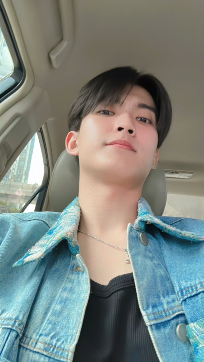neyyyna2's tweet photo. As usual, when traffic hits, he leaves his manager alone. Truly alone 😭😭😂😂.
#First_Chalongrat 
#รักแรกของเฟริสท์ https://t.co/RxJq5NTIqG