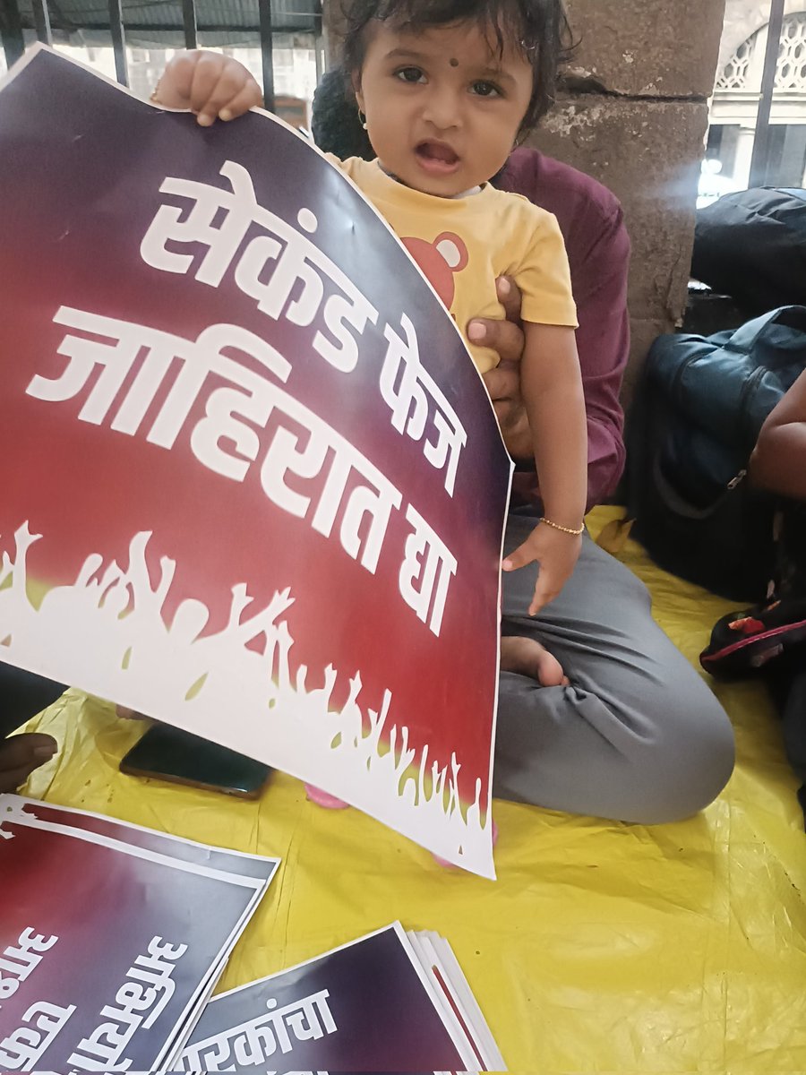 Tushard40764432's tweet photo. #पुणे_अंदोलनाचा 5 वा दिवस

चिमुकल्याना घेऊन प्रचंड पावसातही अभियोग्यताधारक बाधंव हक्काच्या नौकरीसाठी पण निवडणूक पुर्व कालावधीत 50K #शिक्षकभरतीचे आश्वासन दिलेल्यांना पाझर कधी फुटणार??
@dvkesarkar बोला हा वनवास संपणार का नाही 
@Dev_Fadnavis @PawarSpeaks @AbhiPawarBJP https://t.co/VgxMSrylOF