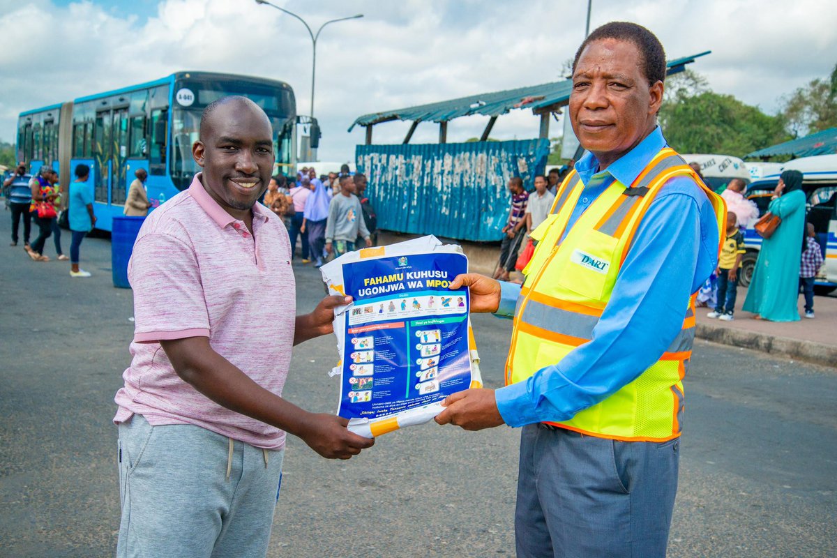 NormanJonasMD's tweet image. Elimu ya Afya kuhusu ugonjwa wa Mpox. 

Mapema leo; Timu yetu kutoka Wizara ya Afya @wizara_afyatz kwa ushirikiano na @DARTMwendokasi tumeendesha kampeni ya kuelimisha Umma kuhusu ugonjwa wa Mpox.

Tanzania 🇹🇿 , tuendelee kujilinda na kuwa salama 🙏🏾.

cc. @elimuyaafya