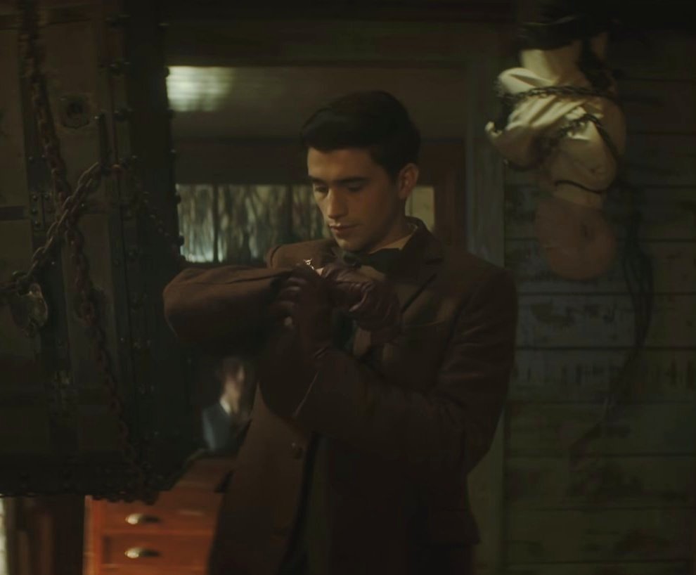 _chaoticbaby_'s tweet photo. I'm pretty sure Edwin (and George, duh) is actually kind of like 2 metres taller than me
BUT NOT IN THIS PICTURES LOOK AT THIS TINY LITTLE GUY
#DeadBoyDetectives
#RenewDeadBoyDetectives https://t.co/30cvcBjeki