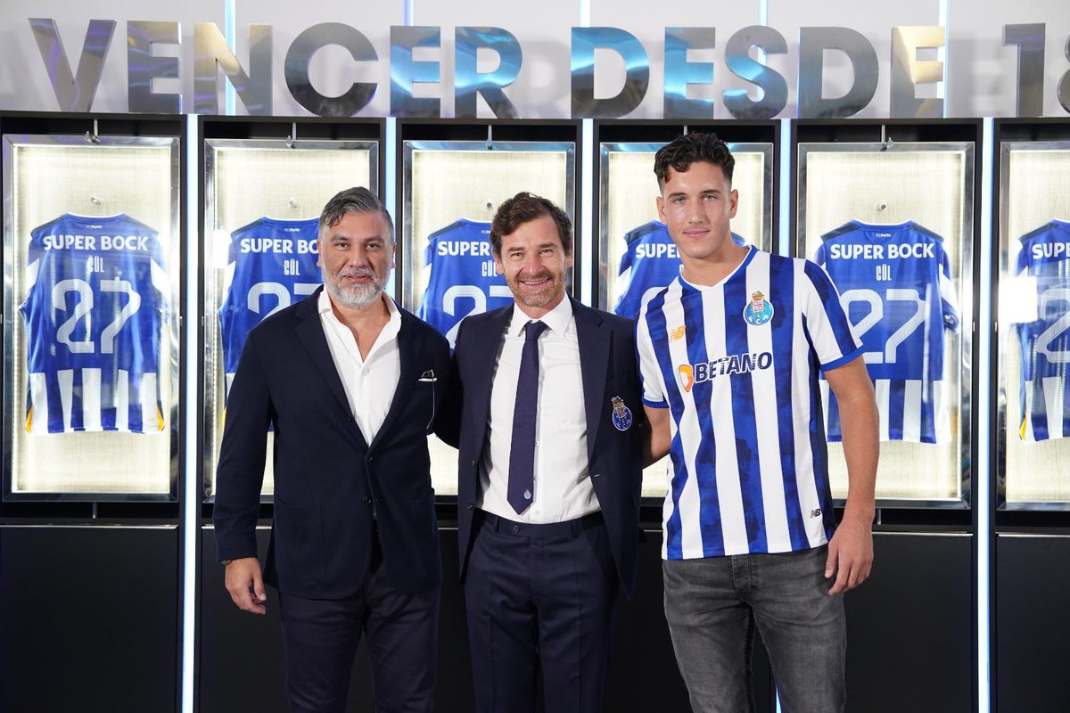 FabrizioRomano's tweet photo. 🔵🐉 After Samu Omorodion, FC Porto confirm also Swedish 2004 born talent Deniz Gül joining the club from Hammarby.

€5m package, here Gül in Porto with his agent Hasan Cetinkaya and president André Villas-Boas. https://t.co/UkdBLcS1CS