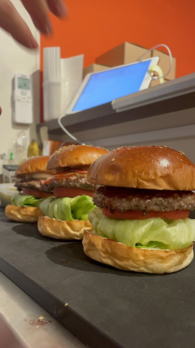 BURGERTOMIYOSHI's tweet photo. 本日もありがとございました🙇🙇‍♀️
明日も沢山のご来店心よりお待ち致しております☺️
HAMBURGER  SHOP富吉
オリジナルステッカーが出来ました✨
@tn_logodesign 様@oekakiya_sun様
ありがとございます✨✨ https://t.co/NGjPy7D4j6