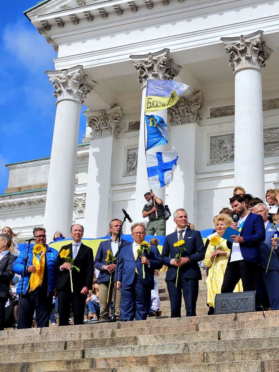 Сьогодні на Сенатській площі мер міста Гельсінкі <a href="/filsdeproust/">juhana vartiainen</a>, Посол України у Фінляндії <a href="/OlgaDibrova1/">Olga Dibrova 🌻</a> та інші почесні гості засвідчили непохитну підтримку незалежності України разом із мешканцями міста.🇺🇦
#WeStandWithUkraine #WeMustNotForget #Helsinki