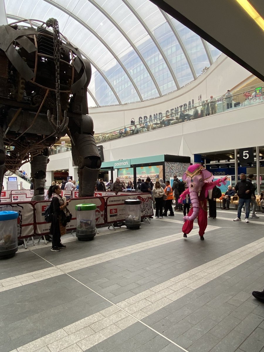 ChrisSudworth's tweet image. Live ⁦@BhamWeekender⁩ ⁦@NetworkRailBHM⁩ with ⁦@handsdowncircus⁩ ⁦@SoniaSabriCo⁩ ⁦@ThePaulStringer⁩ #TheCityThatSpokeToMe &amp;amp; pop up poetry (New St, Moor St &amp;amp; Snow Hill) from ⁦@MrCaseyBailey⁩ ⁦@JasmineGardosi⁩ ⁦@ayanmoaden⁩ and more!!